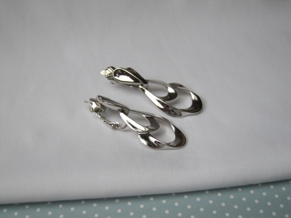 Oorbellen Trifari zilverkleurige sierlijke dubbele druppel hanger 4.4x1.8 cm. - nr. 1