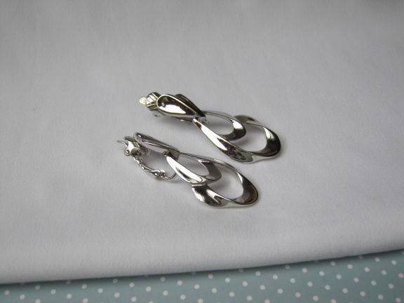 Oorbellen Trifari zilverkleurige sierlijke dubbele druppel hanger 4.4x1.8 cm. - Afbeelding 2