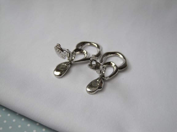 Oorbellen Trifari zilverkleurige sierlijke dubbele druppel hanger 4.4x1.8 cm. - Afbeelding 3