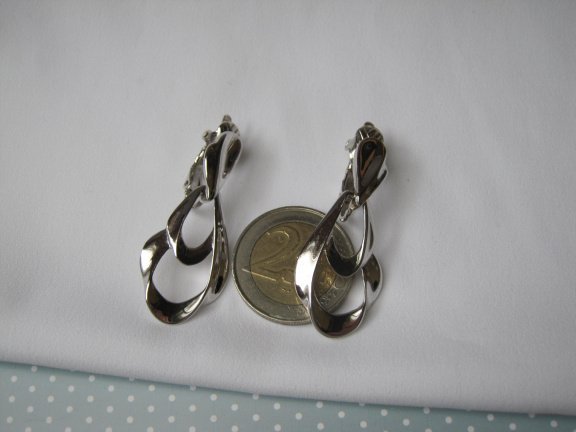 Oorbellen Trifari zilverkleurige sierlijke dubbele druppel hanger 4.4x1.8 cm. - Afbeelding 5