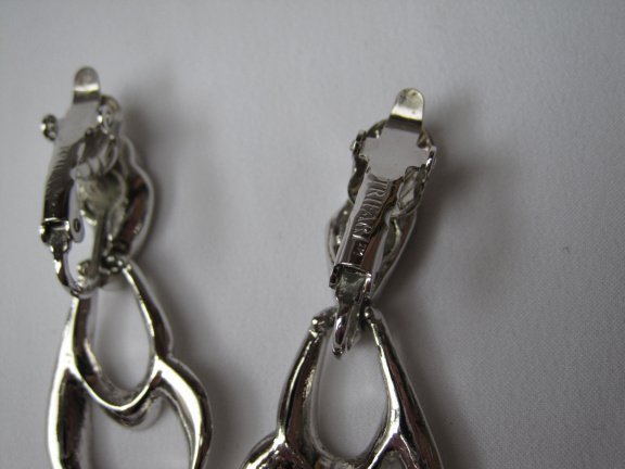 Oorbellen Trifari zilverkleurige sierlijke dubbele druppel hanger 4.4x1.8 cm. - Afbeelding 6