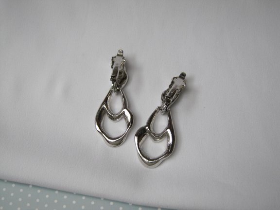 Oorbellen Trifari zilverkleurige sierlijke dubbele druppel hanger 4.4x1.8 cm. - Afbeelding 7
