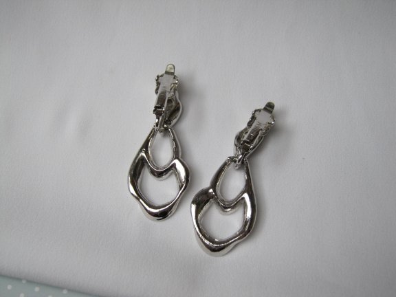 Oorbellen Trifari zilverkleurige sierlijke dubbele druppel hanger 4.4x1.8 cm. - Afbeelding 4