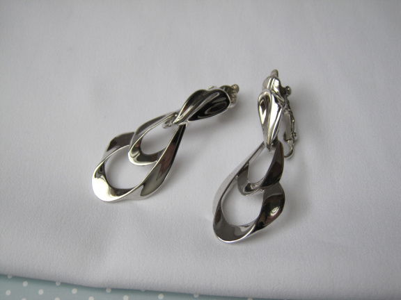 Oorbellen Trifari zilverkleurige sierlijke dubbele druppel hanger 4.4x1.8 cm. - Afbeelding 8