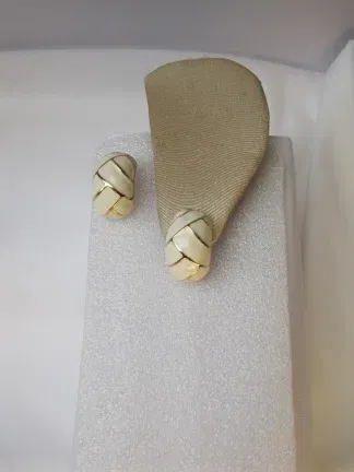 Oorbellen goudkleurig rond model met off white emaille 2.3x1.4 cm. - nr. 1