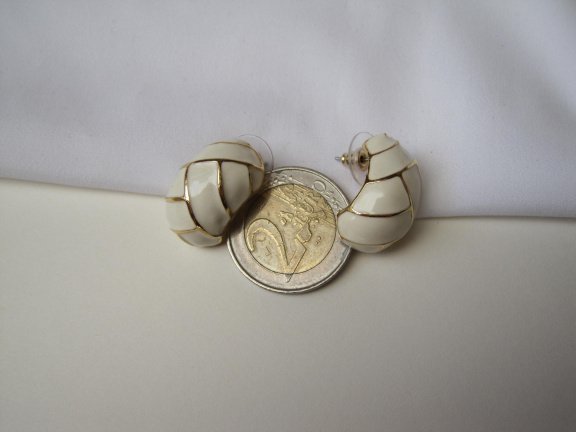 Oorbellen goudkleurig rond model met off white emaille 2.3x1.4 cm. - Afbeelding 2