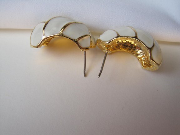 Oorbellen goudkleurig rond model met off white emaille 2.3x1.4 cm. - Afbeelding 3