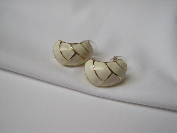 Oorbellen goudkleurig rond model met off white emaille 2.3x1.4 cm. - Afbeelding 5