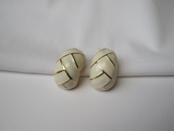Oorbellen goudkleurig rond model met off white emaille 2.3x1.4 cm. - Afbeelding 6