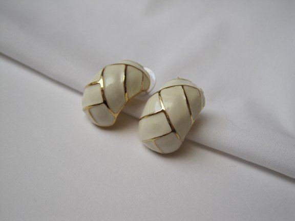 Oorbellen goudkleurig rond model met off white emaille 2.3x1.4 cm. - Afbeelding 7