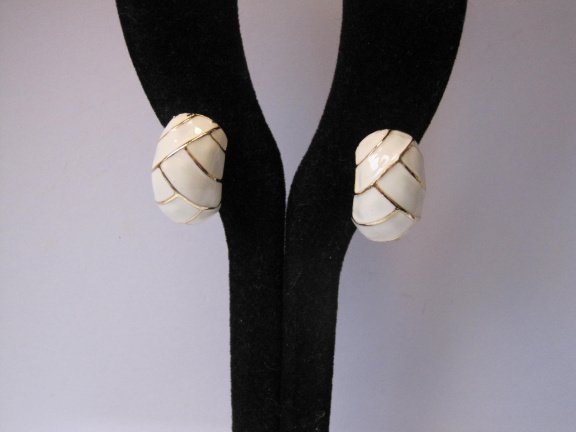 Oorbellen goudkleurig rond model met off white emaille 2.3x1.4 cm. - Afbeelding 8