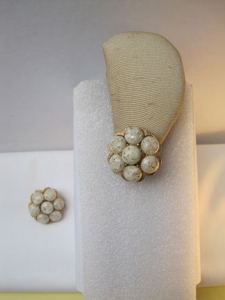 Oorbellen goudkleurig brushed bloem model met een confetti glas cabochon 2.9x2.9 cm. - nr. 1