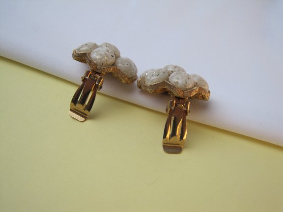 Oorbellen goudkleurig brushed bloem model met een confetti glas cabochon 2.9x2.9 cm. - Afbeelding 2