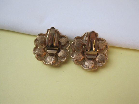 Oorbellen goudkleurig brushed bloem model met een confetti glas cabochon 2.9x2.9 cm. - Afbeelding 3