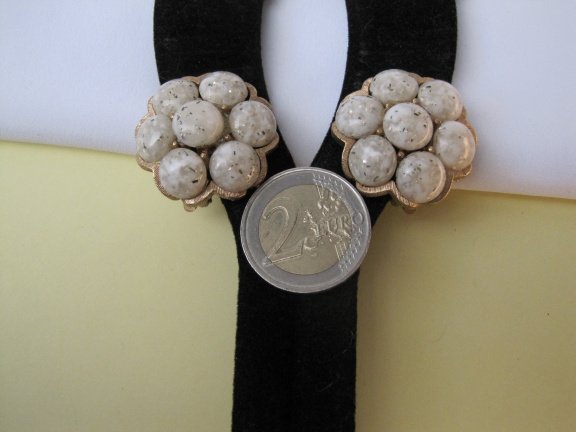 Oorbellen goudkleurig brushed bloem model met een confetti glas cabochon 2.9x2.9 cm. - Afbeelding 4