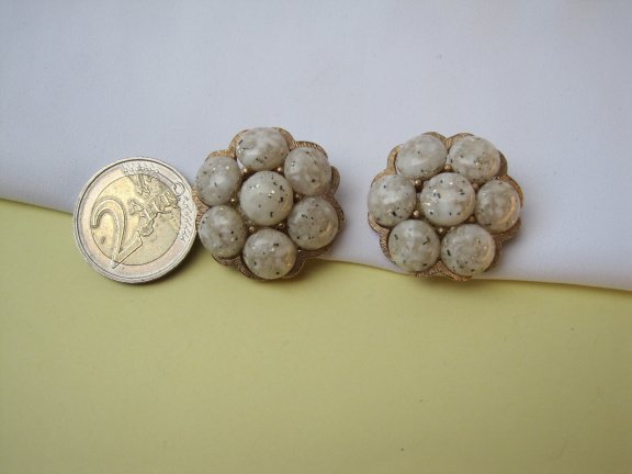 Oorbellen goudkleurig brushed bloem model met een confetti glas cabochon 2.9x2.9 cm. - Afbeelding 5
