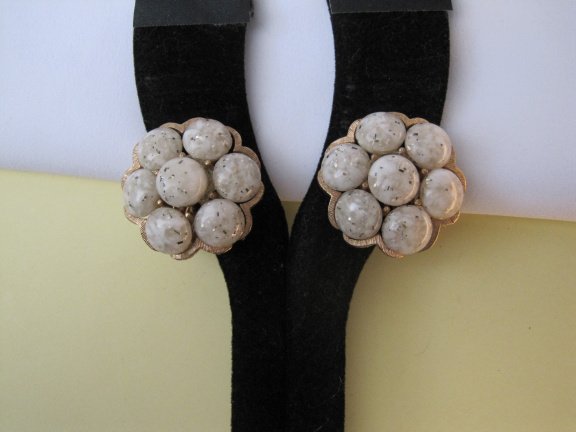Oorbellen goudkleurig brushed bloem model met een confetti glas cabochon 2.9x2.9 cm. - Afbeelding 6