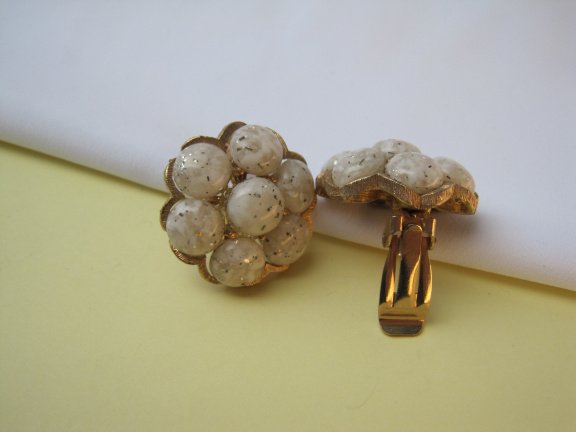 Oorbellen goudkleurig brushed bloem model met een confetti glas cabochon 2.9x2.9 cm. - Afbeelding 7