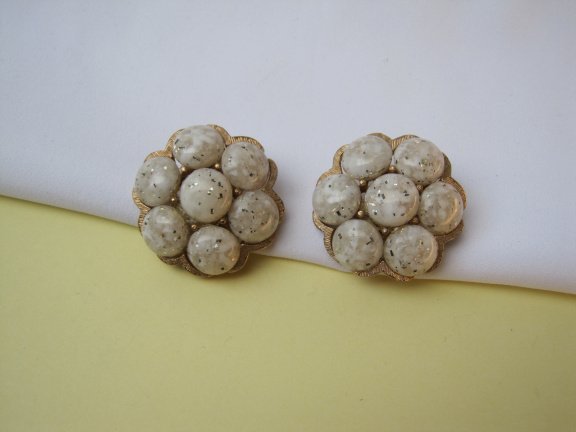 Oorbellen goudkleurig brushed bloem model met een confetti glas cabochon 2.9x2.9 cm. - Afbeelding 8