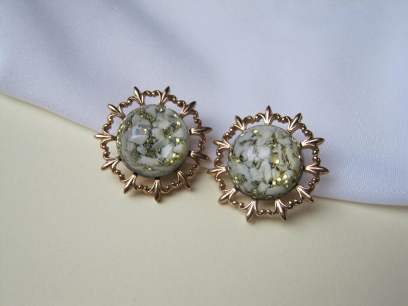 Oorbellen Ora goudkleurig met een wit groen glitter transparante cabochon 2.9 cm - nr. 1