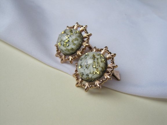 Oorbellen Ora goudkleurig met een wit groen glitter transparante cabochon 2.9 cm - Afbeelding 2