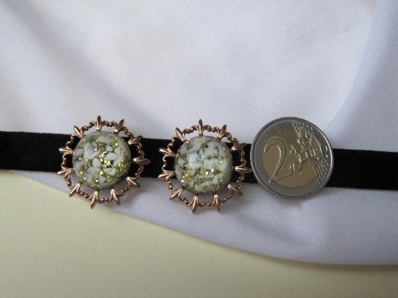 Oorbellen Ora goudkleurig met een wit groen glitter transparante cabochon 2.9 cm - Afbeelding 3