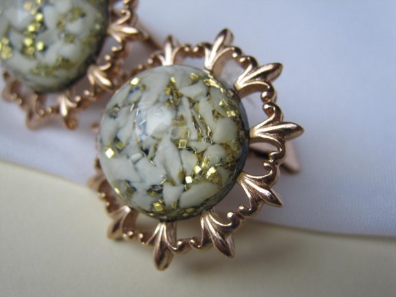 Oorbellen Ora goudkleurig met een wit groen glitter transparante cabochon 2.9 cm - Afbeelding 5