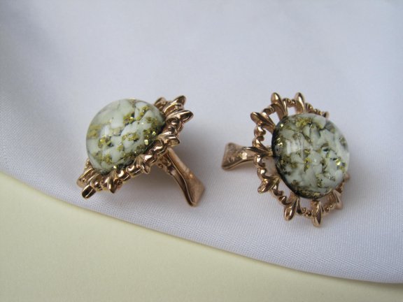 Oorbellen Ora goudkleurig met een wit groen glitter transparante cabochon 2.9 cm - Afbeelding 6