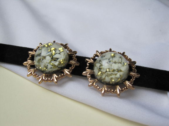 Oorbellen Ora goudkleurig met een wit groen glitter transparante cabochon 2.9 cm - Afbeelding 8