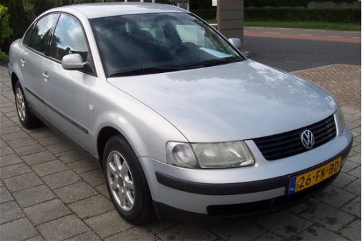 Volkswagen Passat - 1.9 TDI Ned.auto.Airco.LM Velgen .Trekhaak.Apk 17-04-2020 - 1