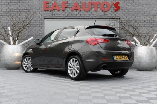 Alfa Romeo Giulietta - 1.4 T Distinctive / AUT / Navi / Cognac leder / Ecc / Elec pakket / Allu velg - 1