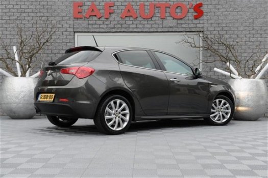 Alfa Romeo Giulietta - 1.4 T Distinctive / AUT / Navi / Cognac leder / Ecc / Elec pakket / Allu velg - 1