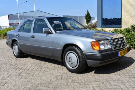 Mercedes-Benz 200-serie - 260 E (W124) Airco / Automaat / Schuifdak / 1e Eigenaar / NIEUWSTAAT - 1