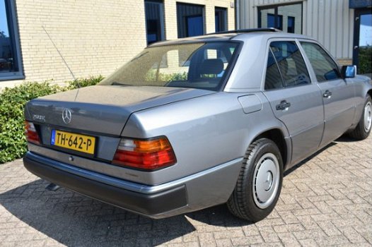 Mercedes-Benz 200-serie - 260 E (W124) Airco / Automaat / Schuifdak / 1e Eigenaar / NIEUWSTAAT - 1