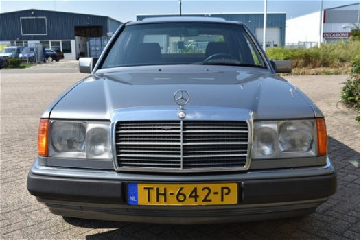 Mercedes-Benz 200-serie - 260 E (W124) Airco / Automaat / Schuifdak / 1e Eigenaar / NIEUWSTAAT - 1