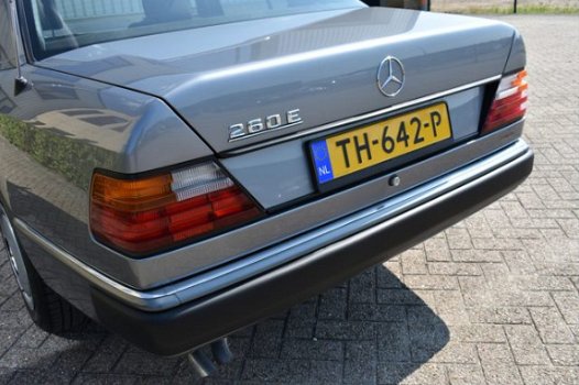 Mercedes-Benz 200-serie - 260 E (W124) Airco / Automaat / Schuifdak / 1e Eigenaar / NIEUWSTAAT - 1