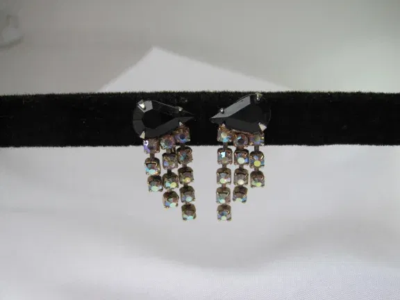 Oorbellen goudkleurig met aurora kristal rijnsteen sliertjes en zwarte glassteen 3.0x1.3 cm. - Afbeelding 2