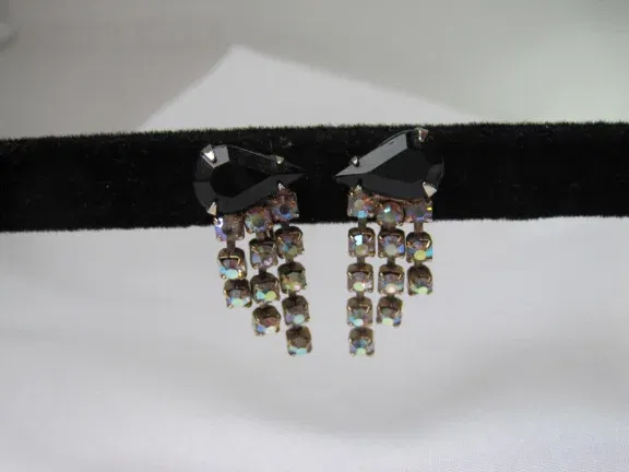 Oorbellen goudkleurig met aurora kristal rijnsteen sliertjes en zwarte glassteen 3.0x1.3 cm. - Afbeelding 4