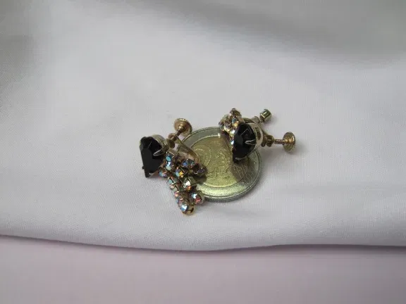 Oorbellen goudkleurig met aurora kristal rijnsteen sliertjes en zwarte glassteen 3.0x1.3 cm. - Afbeelding 6