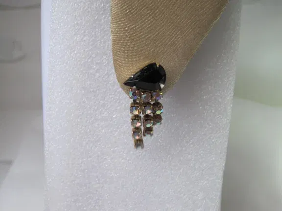 Oorbellen goudkleurig met aurora kristal rijnsteen sliertjes en zwarte glassteen 3.0x1.3 cm. - Afbeelding 7