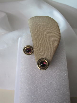 Oorbellen Avon goudkleurig rond knoopmodel met amethist paarse glas cabochon 1.6 cm - nr. 1