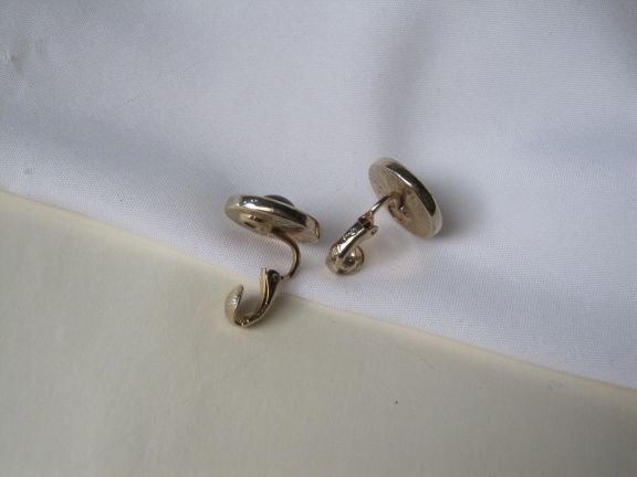 Oorbellen Avon goudkleurig rond knoopmodel met amethist paarse glas cabochon 1.6 cm - Afbeelding 2