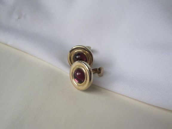 Oorbellen Avon goudkleurig rond knoopmodel met amethist paarse glas cabochon 1.6 cm - Afbeelding 3
