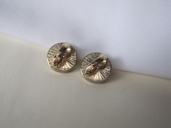 Oorbellen Avon goudkleurig rond knoopmodel met amethist paarse glas cabochon 1.6 cm - Afbeelding 6