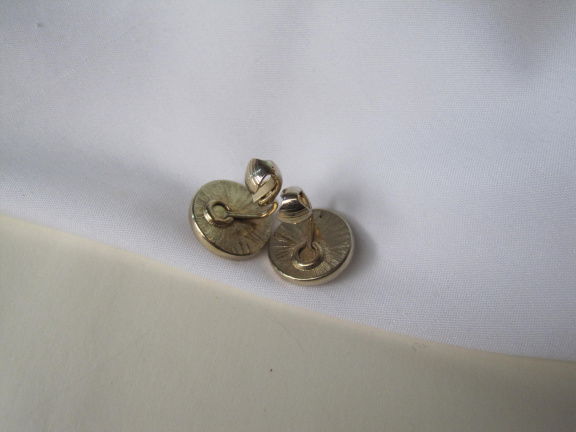 Oorbellen Avon goudkleurig rond knoopmodel met amethist paarse glas cabochon 1.6 cm - Afbeelding 8