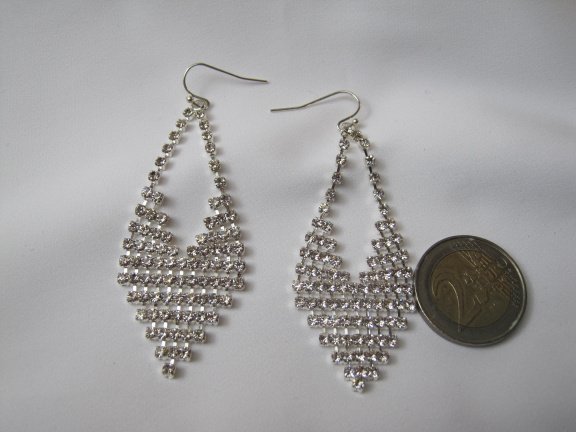 Oorbellen zilverkleurig punt model met kristal rijnsteentjes 7.2x2.8 cm. - Afbeelding 2