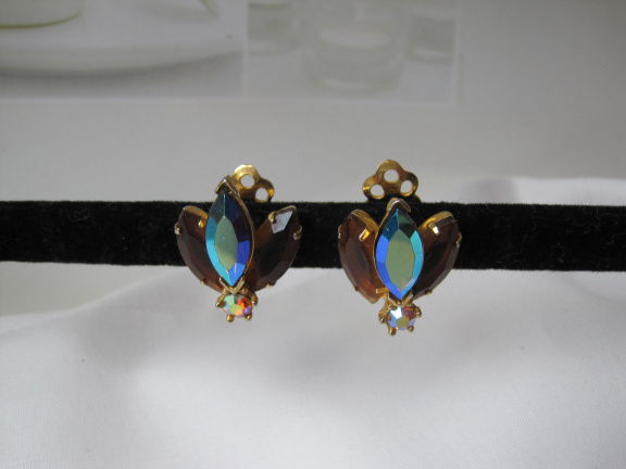 Oorbellen goudkleurig met amber en donker aurora kleurige kristal rijnstenen 2.3x1.9 cm. - nr. 1