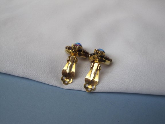 Oorbellen goudkleurig met amber en donker aurora kleurige kristal rijnstenen 2.3x1.9 cm. - Afbeelding 2