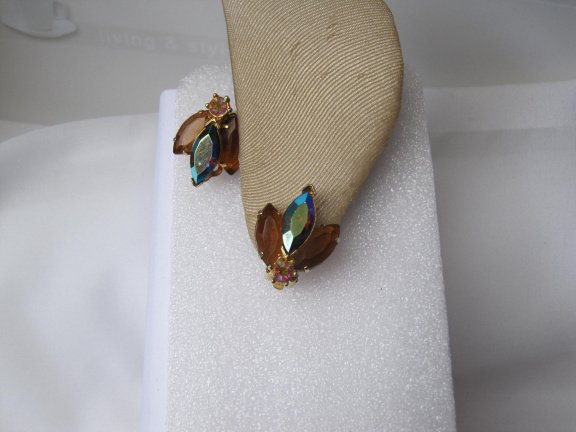 Oorbellen goudkleurig met amber en donker aurora kleurige kristal rijnstenen 2.3x1.9 cm. - Afbeelding 6