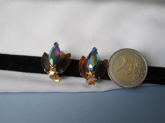 Oorbellen goudkleurig met amber en donker aurora kleurige kristal rijnstenen 2.3x1.9 cm. - Afbeelding 7